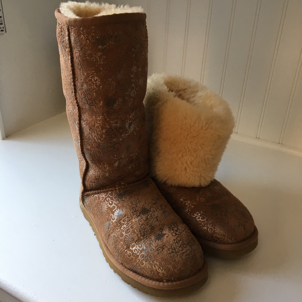 Size 6 tall uggs with UGG emblem printed on them.